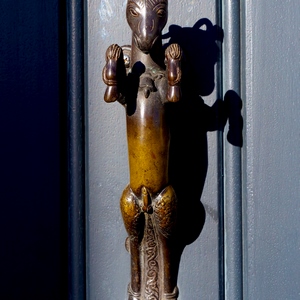 Photo d'un heurtoir en forme de chèvre dressée sur ses pattes arrières de face - Pays-Bas  - collection de photos clin d'oeil, catégorie portes